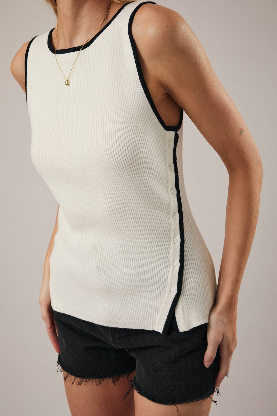 Edge Button Tank
