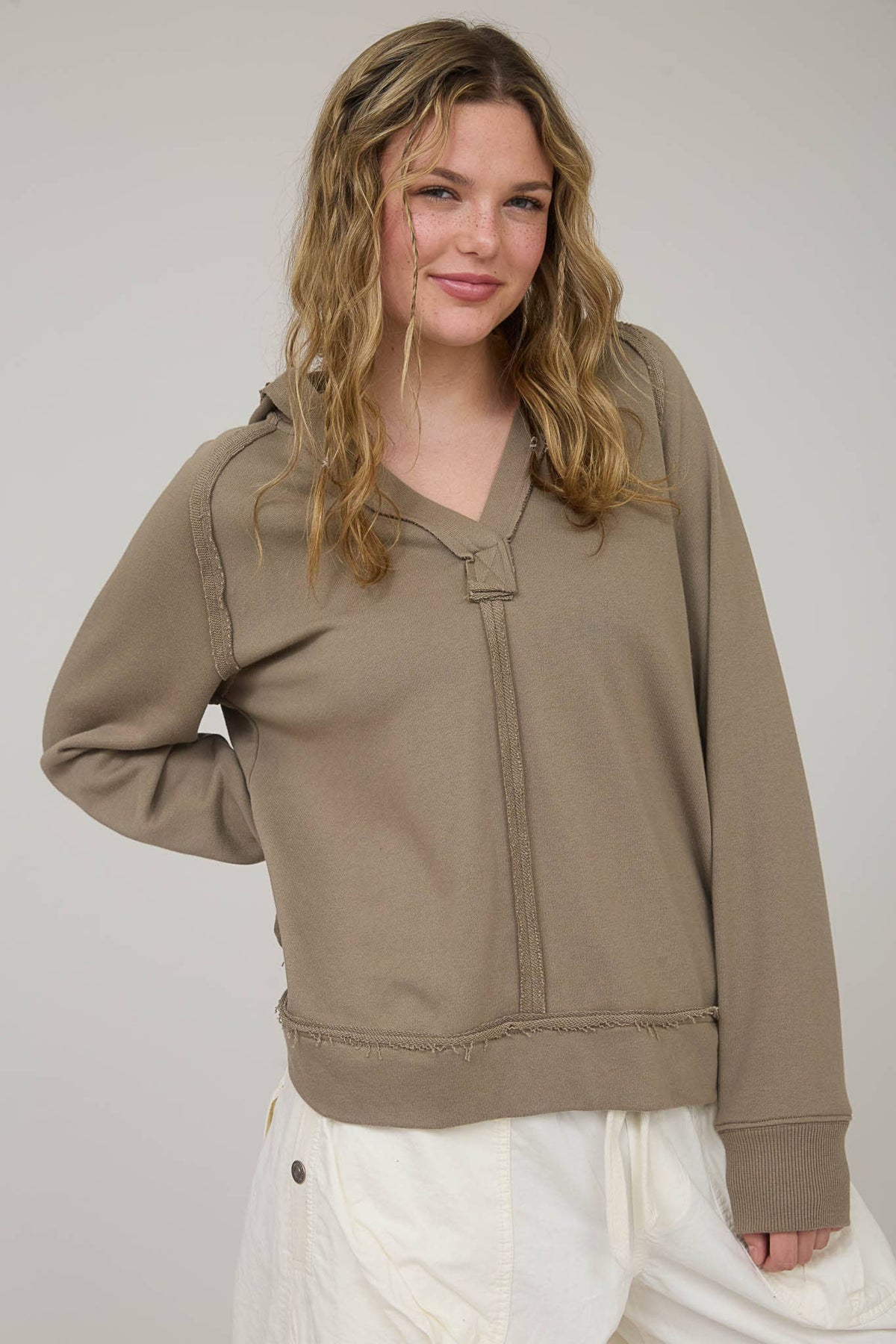 HOODED V NECK RAW EDGE LONG SLEEVE MOCHA