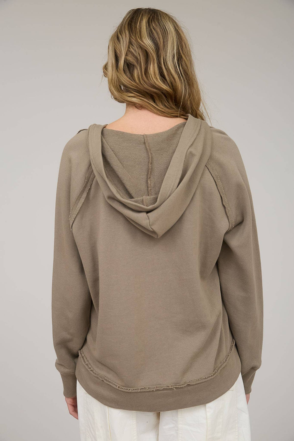 HOODED V NECK RAW EDGE LONG SLEEVE MOCHA